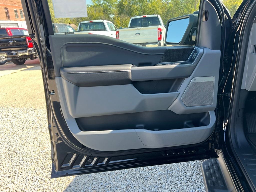 2025 Ford F-150 Lightning Flash