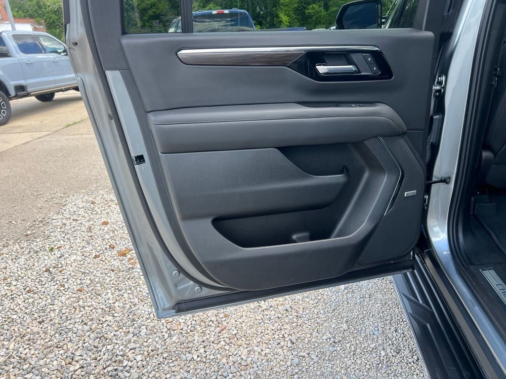 2025 Chevrolet Suburban LT