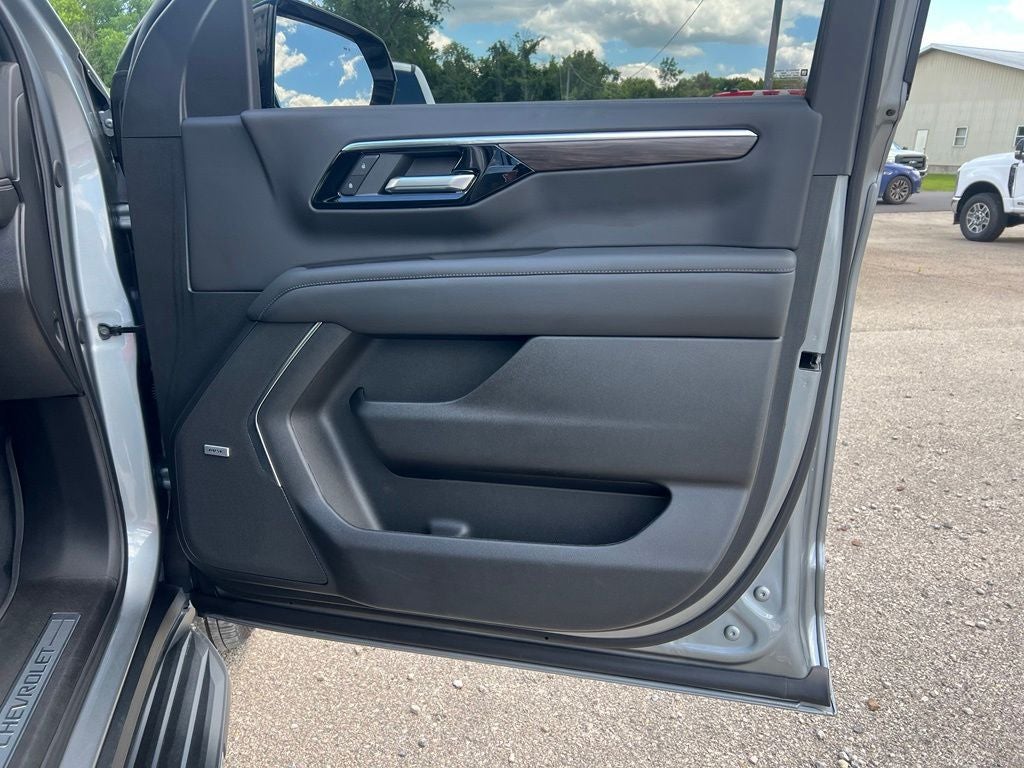 2025 Chevrolet Suburban LT