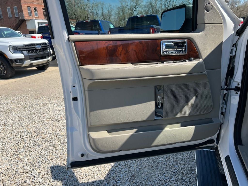 2011 Lincoln Navigator L Base